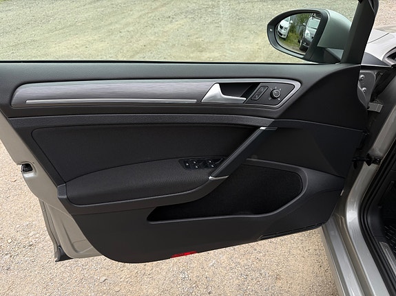 Volkswagen e-Golf VII 18 of 30