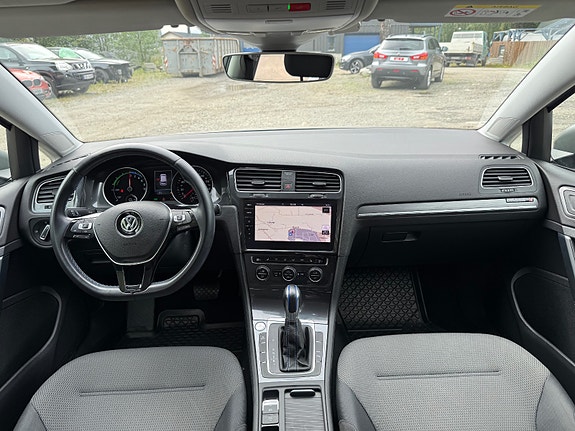 Volkswagen e-Golf VII 25 of 30