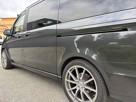 Mercedes-Benz V300 d 2 of 30