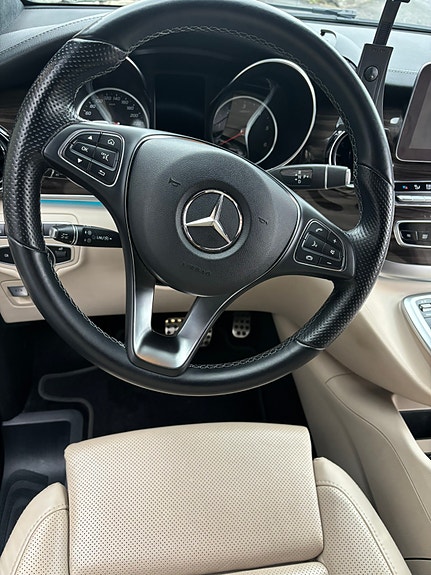 Mercedes-Benz V300 d 24 of 30