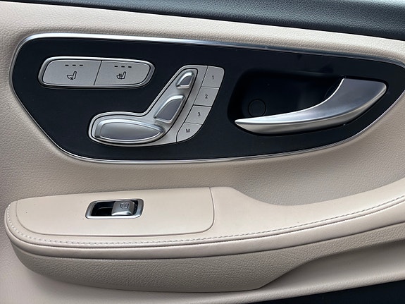 Mercedes-Benz V300 d 22 of 30