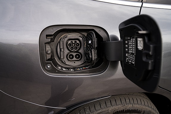 Mercedes-Benz EQC400 17 of 19
