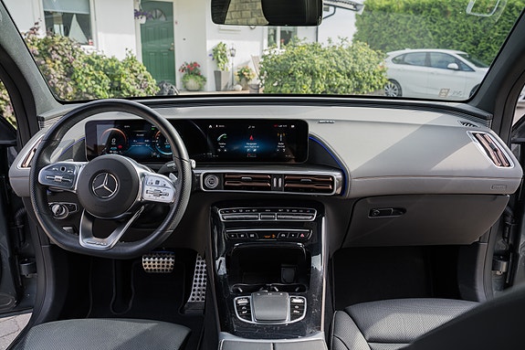 Mercedes-Benz EQC400 3 of 19
