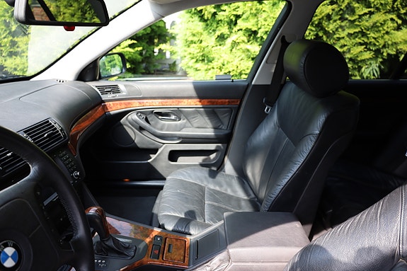BMW 528i 18 of 30