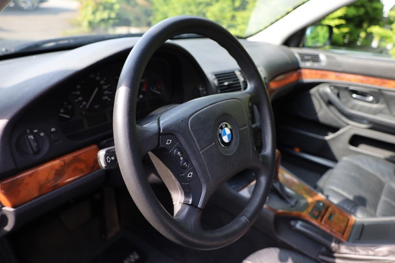BMW 528i 19 of 30
