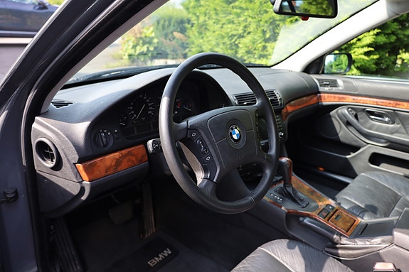BMW 528i 16 of 30