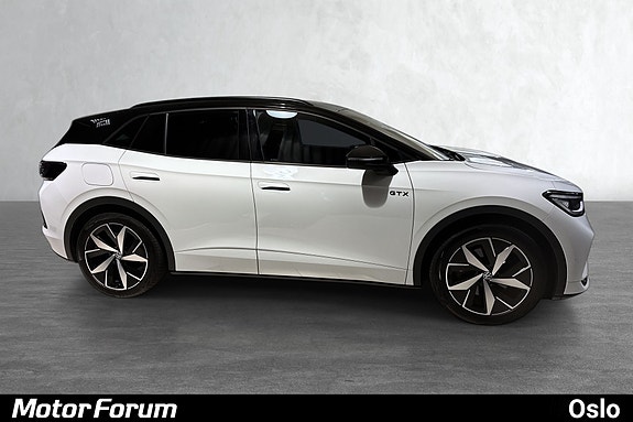 Sleek hvit sideprofil med sportslige og karakteristiske felger.