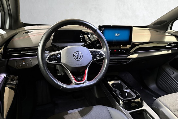 Fokusert ratt med Volkswagen-logo og intuitiv infotainment-skjerm.