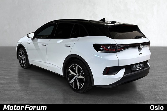 Dynamisk bakfra med sporty svart tak og eksklusive detaljer.
