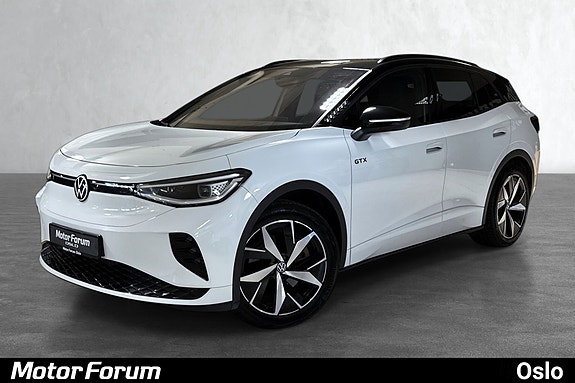 Elegant hvit SUV med moderne LED-lykter og unike felger.