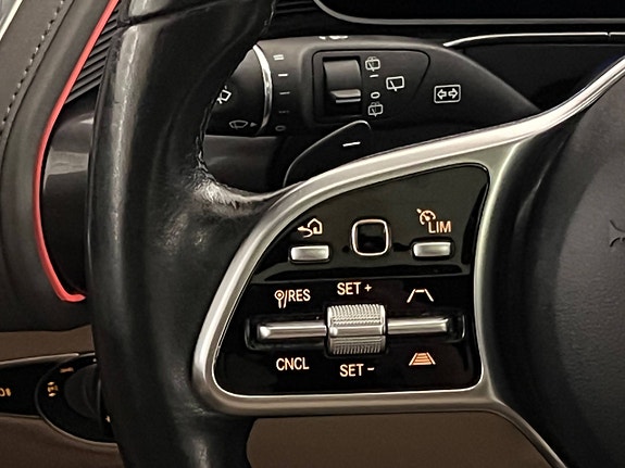 Mercedes-Benz EQC400 13 of 30