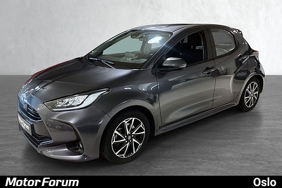 Sporty front med grå lakk og stilrene aluminumfelger.
