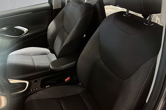 Komfortable tekstilseter med barnesikring ISOFIX bak.