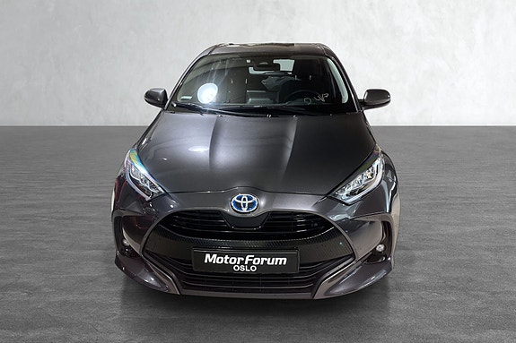 Elegant front med markant grill og avanserte LED-lys.