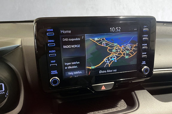Tydelig navigasjon på touchscreen sørger for trygg kjøring.