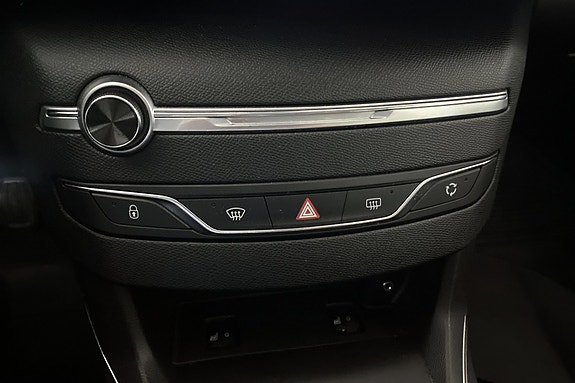 Komfortabelt klima- og sikkerhetskontroller plassert lett tilgjengelig i cockpit.