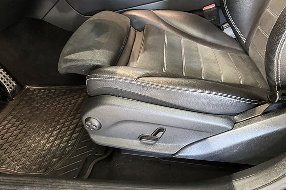 Elektrisk justerbare seter med varme og microcut mikrofiber.