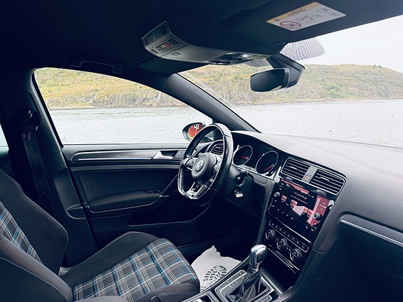 Volkswagen Golf VII 4 of 9