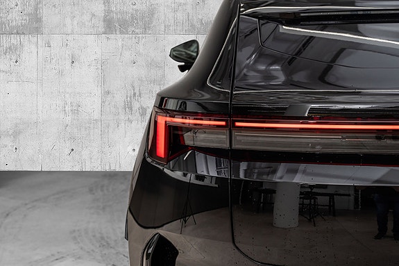 Polestar 4 8 of 27