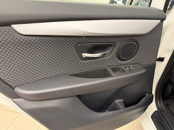BMW 225xe 28 of 30