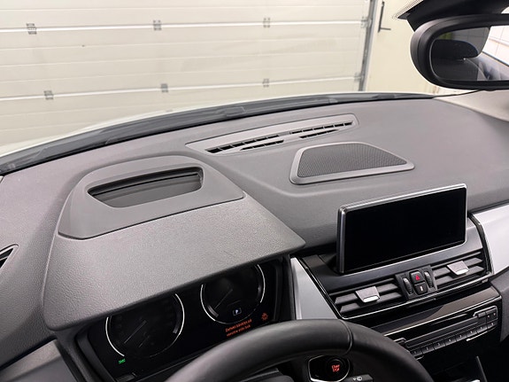 BMW 225xe 14 of 30