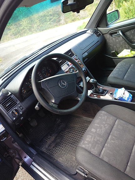 Mercedes-Benz C180 11 of 30
