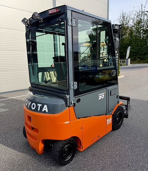 Toyota Travigo 80 - 8FBMKT30 3 of 30