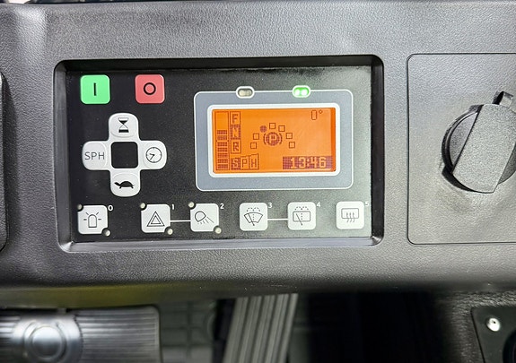 Toyota Travigo 80 - 8FBMKT30 9 of 30