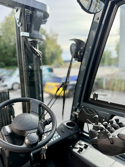 Toyota Travigo 80 - 8FBMKT30 17 of 30
