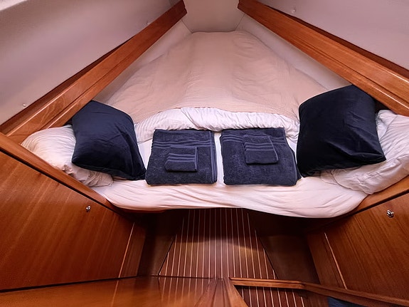 Bavaria Yacht  Cruiser 30 ft. 4 of 7