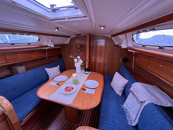 Bavaria Yacht  Cruiser 30 ft. 5 of 7