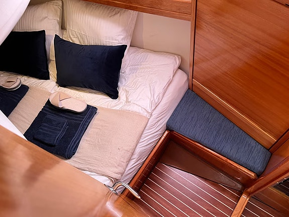 Bavaria Yacht  Cruiser 30 ft. 2 of 7
