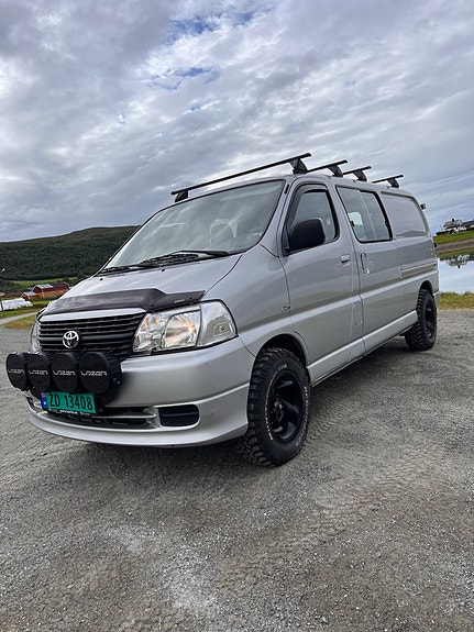 Toyota HiAce 4 of 30
