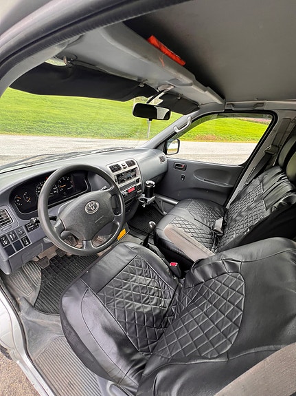 Toyota HiAce 23 of 30