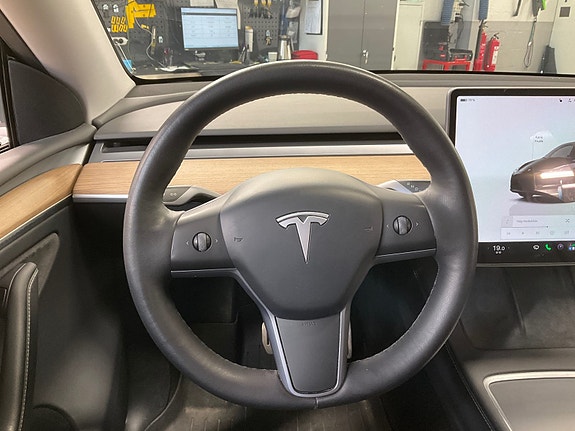 Tesla Model Y 12 of 18