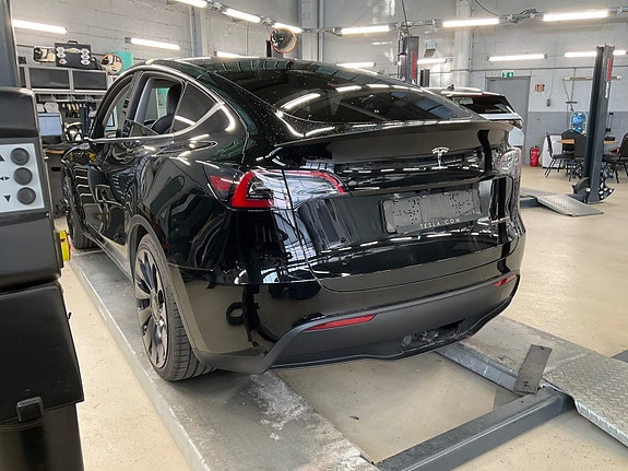 Tesla Model Y 2 of 18