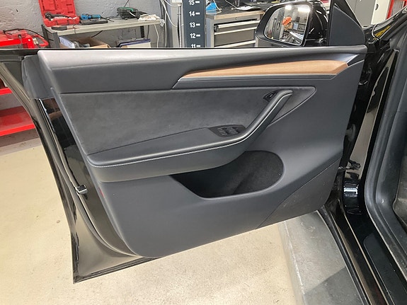 Tesla Model Y 10 of 18