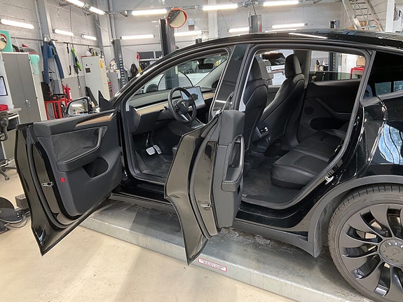 Tesla Model Y 9 of 18