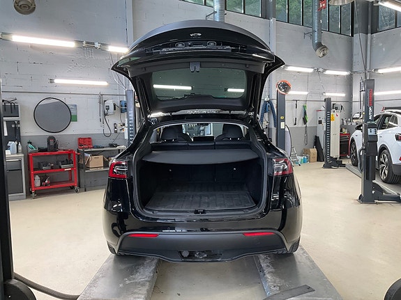 Tesla Model Y 16 of 18