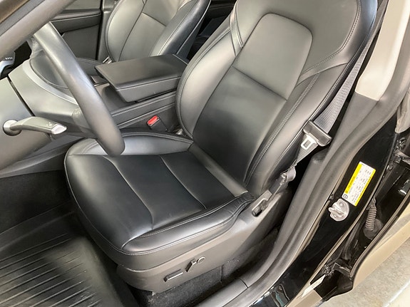 Tesla Model Y 11 of 18