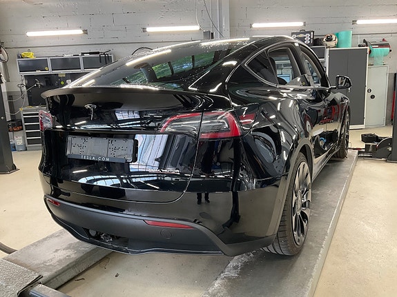 Tesla Model Y 4 of 18