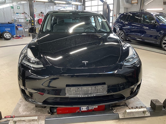 Tesla Model Y 6 of 18