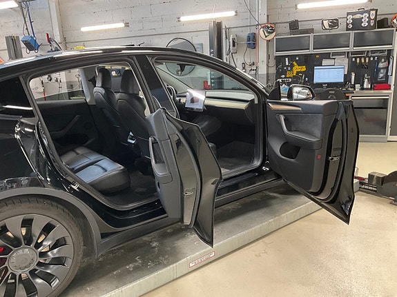 Tesla Model Y 8 of 18