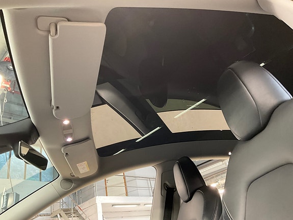 Tesla Model Y 15 of 18