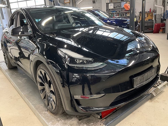 Tesla Model Y 5 of 18