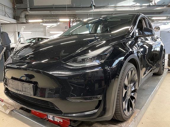 Tesla Model Y 7 of 18