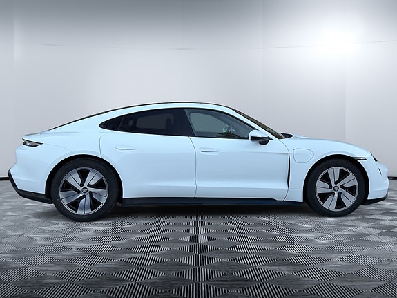 Porsche Taycan 9 of 24