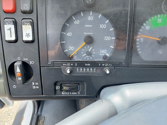 Mercedes-Benz 815Da/37-Vn linjebil med kran og masse utstyr 17 of 20