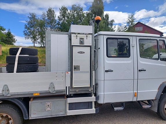 Mercedes-Benz 815Da/37-Vn linjebil med kran og masse utstyr 4 of 20