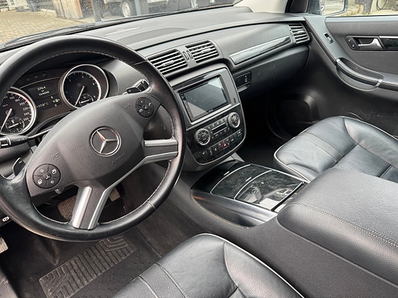 Mercedes-Benz R350 4 of 5
